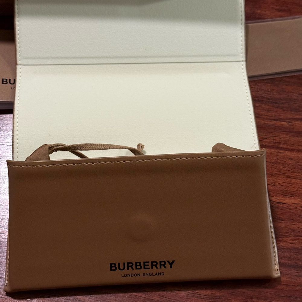 Burberry Black Visor Sunglasses with Tan Case - Picture 9 of 14